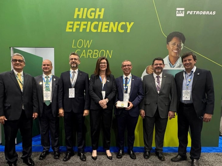 Fábio Mitidieri attends the opening of the Brazil Pavilion at a trade fair in the U.S. and discusses progress on the SEAP project with Petrobras.