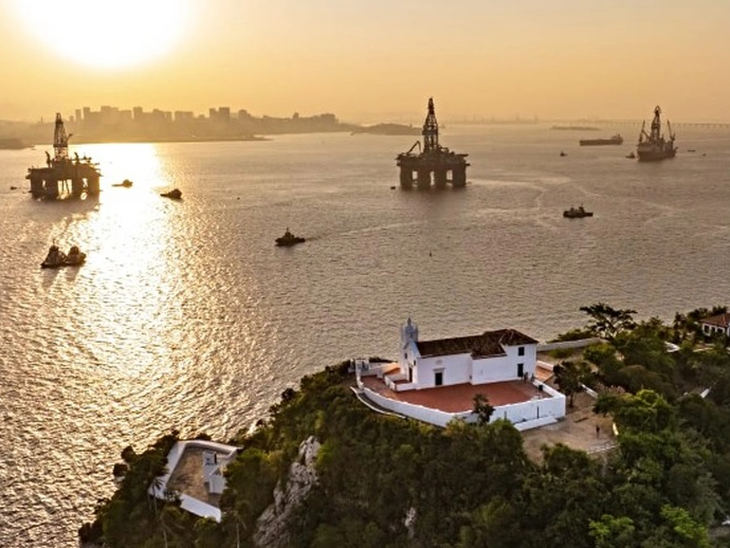 Port of Rio de Janeiro received three platforms over the weekend.
