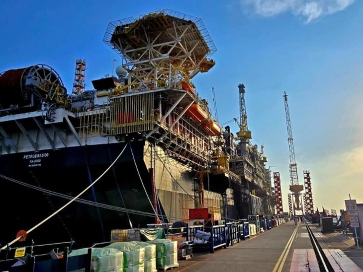 Petrobras platforms P-80 and P-82, which will operate in Búzios, are christened at shipyard in Singapore