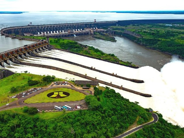 Minister Alexandre Silveira of the MME makes a technical visit to the structures of Itaipu
