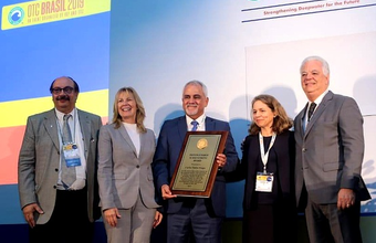 Tadeu Fraga is awarded at OTC Brazil with Distinguished Achievement Award