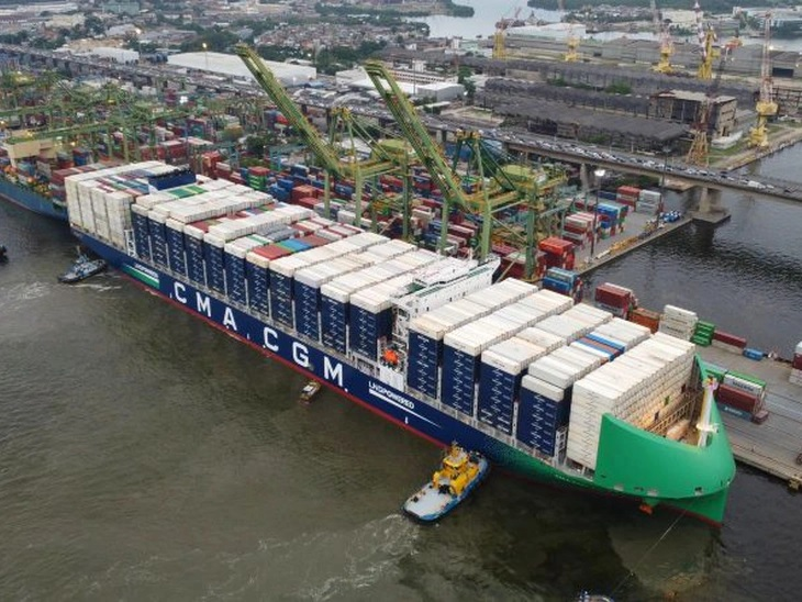 Historic docking: The Port of Rio de Janeiro welcomes the sustainable ship CMA CGM Bahia powered by LNG.