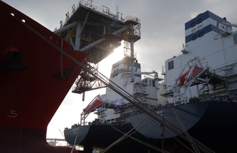 Hoegh LNG Secures USD 400 Mln Loan for Two FSRUs