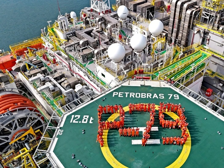 Petrobras platform P-79 arrives at the Búzios field