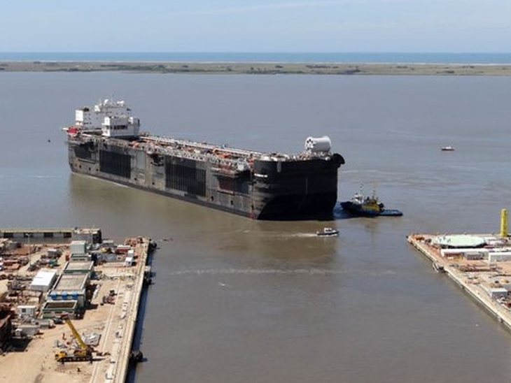 Hull of P-66 platform leaves shipyard in Rio Grande do Sul