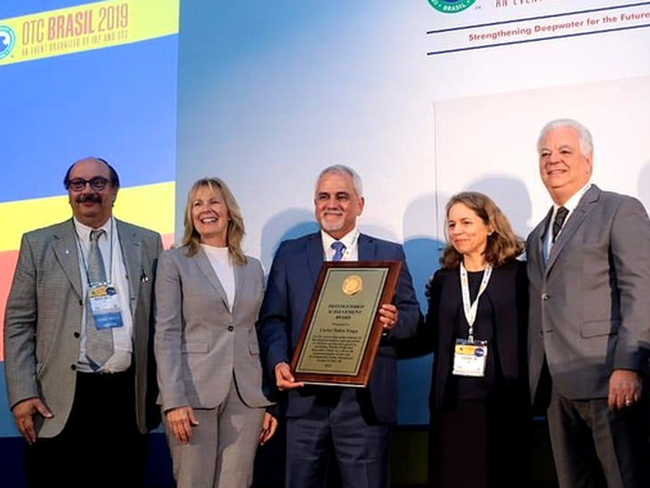 Tadeu Fraga is awarded at OTC Brazil with Distinguished Achievement Award