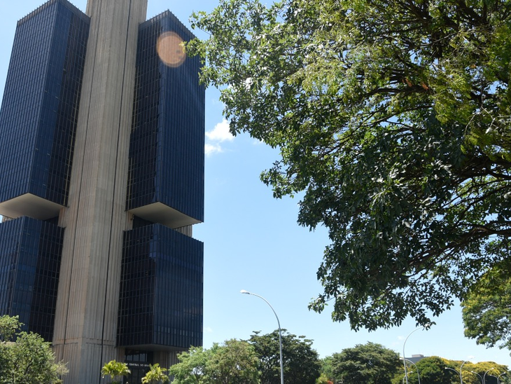 Brazil Central Bank lowers interest to 14% p.a.