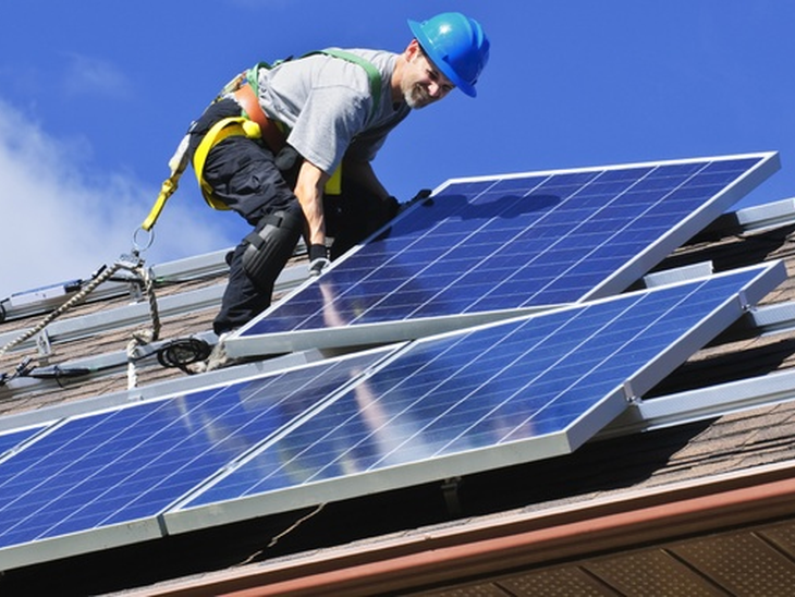 With 3.6 gigawatts installed, solar energy surpasses 300,000 systems on roofs and small plots